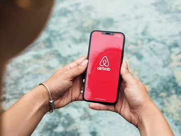  alt="Airbnb removes 100,000 listings, expands listing verification"  title="Airbnb removes 100,000 listings, expands listing verification" 